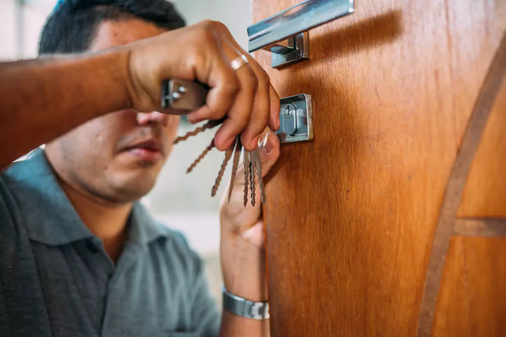 abrindo porta com rosto do Tiago